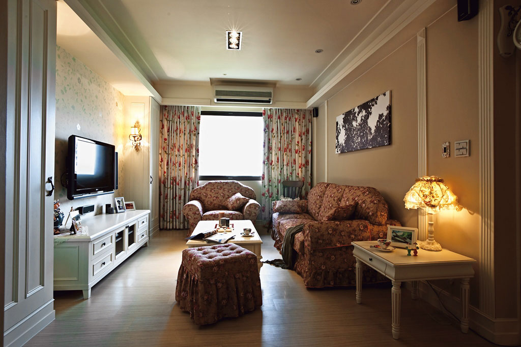 室内全面铺设质感温暖的浅色木地板，搭配舒适的布面沙发，营造家特有的悠閒情调

