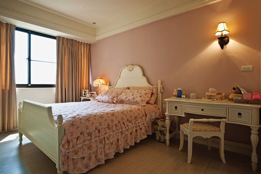 主卧室以粉紫色刷漆点缀床头立面，搭配碎花寝饰，洋溢浪漫气氛。
