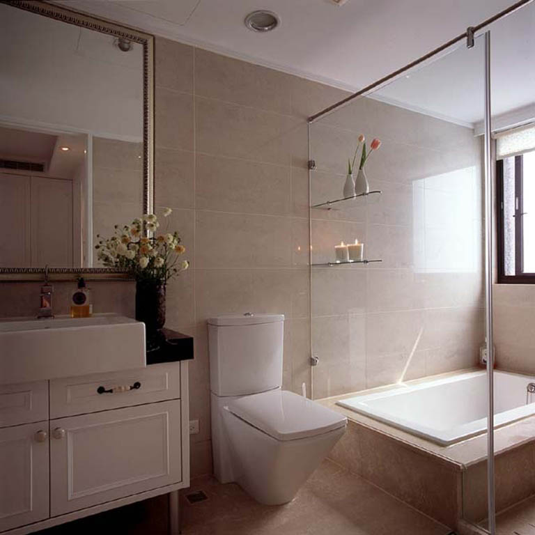 卫浴空间中也延续了清爽明亮的统一调性，干湿分离更符合生活清爽的需求。