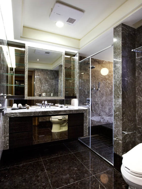 以大理石为主的主卧卫浴，展现出低调的奢华气质，有着对外窗的泡澡空间更成为放松心灵的较佳场域。