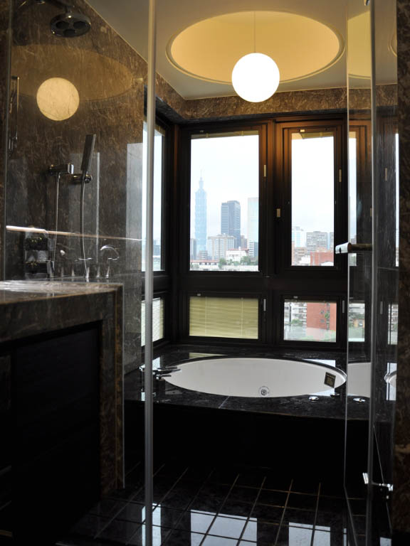 以大理石为主的主卧卫浴，展现出低调的奢华气质，有着对外窗的泡澡空间更成为放松心灵的较佳场域。