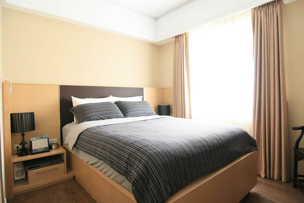 主卧室以造型板嵌间接光源，搭配橡木与藤色漆墙面协调性高，具温馨感。