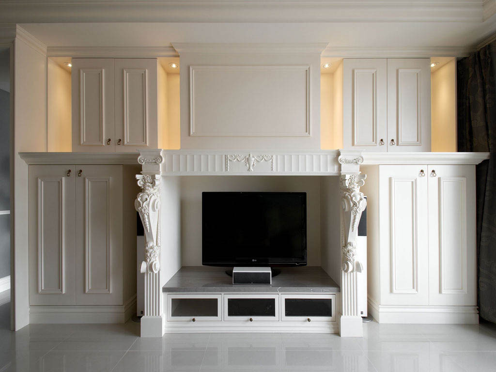 有着古典壁炉为电视背景墙，成为客厅空间的视觉焦点。