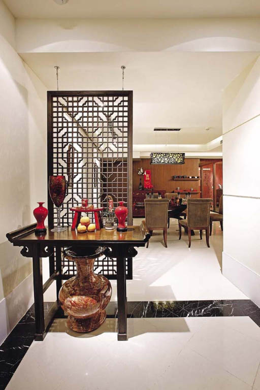 玄关以近代中国风必备的窗花、玄关案桌等经典元素，透过窗花线条，酝酿即将映入眼帘的视觉印象。