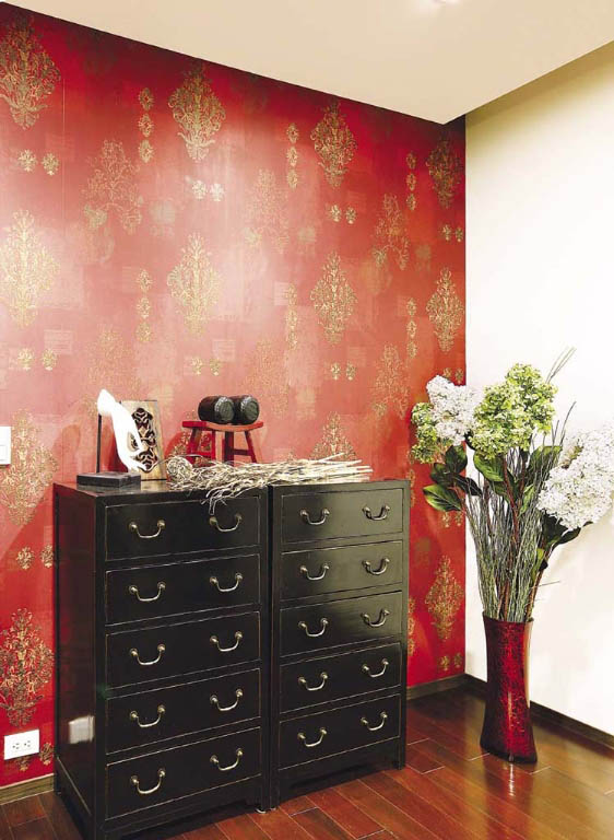 深黑色的古董柜与充满中国红的壁纸相结合，在色系与意象上的搭配较是完美，无须再多一分装饰，即能从此一角中，感受静与净的心情写照。