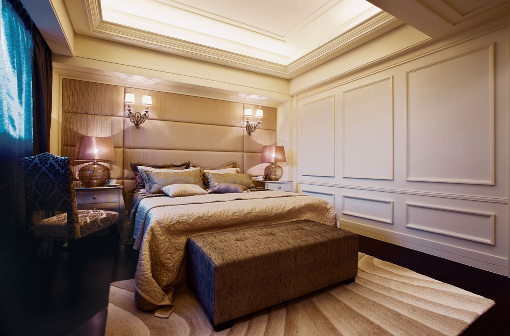 主卧区透过对称方式规划的主墙面、仿金箔式的画框勾勒、床头裱布的细緻，将主卧区域表现得精緻雍雅。
