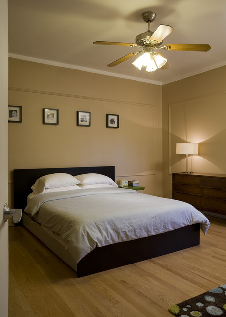 优雅驼色三居室 空间舒适度第一首选 三居室装修,70平米装修,经济型装修,宜家风格,海外家居,卧室,床,舒适,风扇灯
