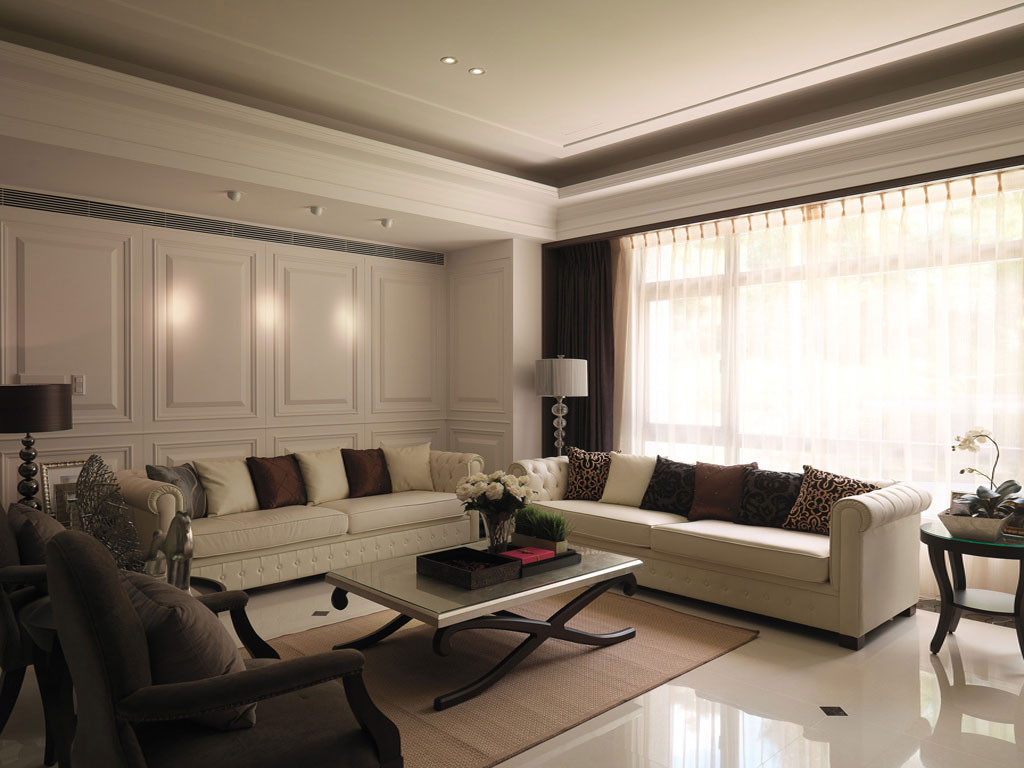 新古典风格的客厅沙发，使用牛皮製加上钉扣的搭配，配合主人椅及茶几的摆设。