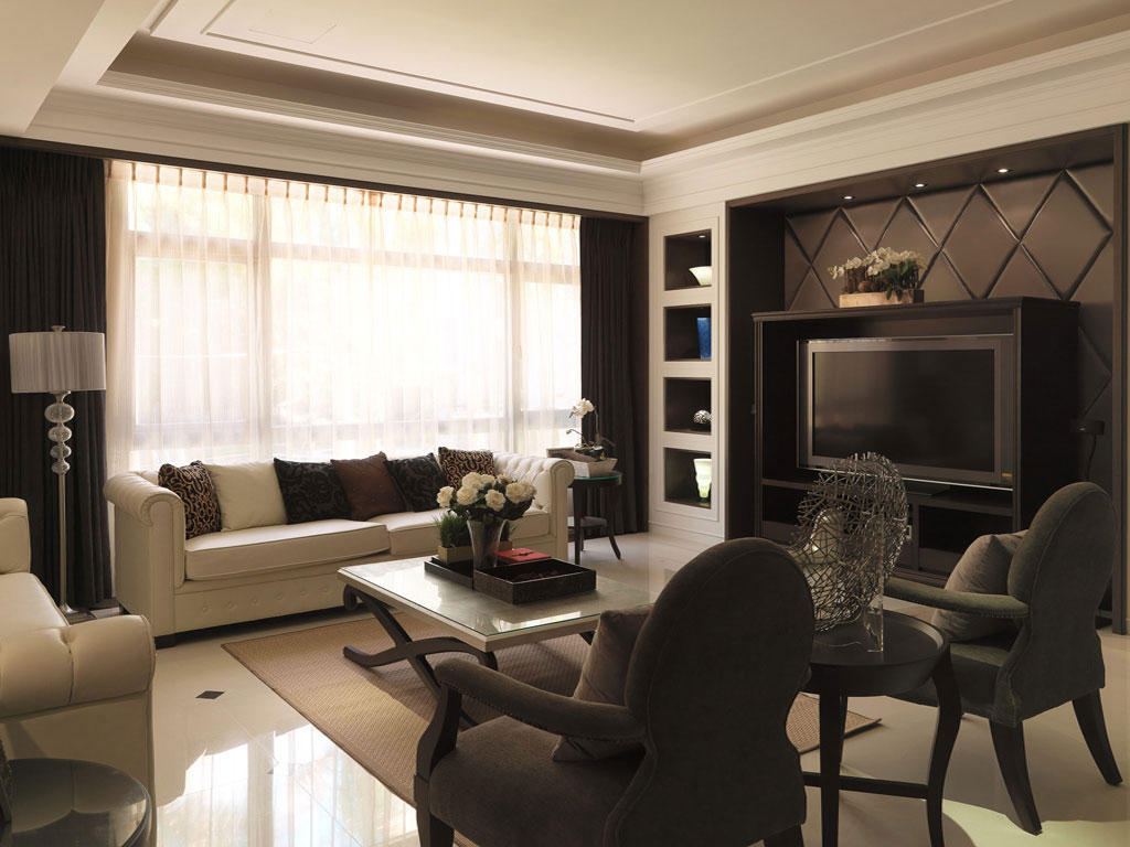 新古典风格的客厅沙发，使用牛皮製加上钉扣的搭配，配合主人椅及茶几的摆设。
