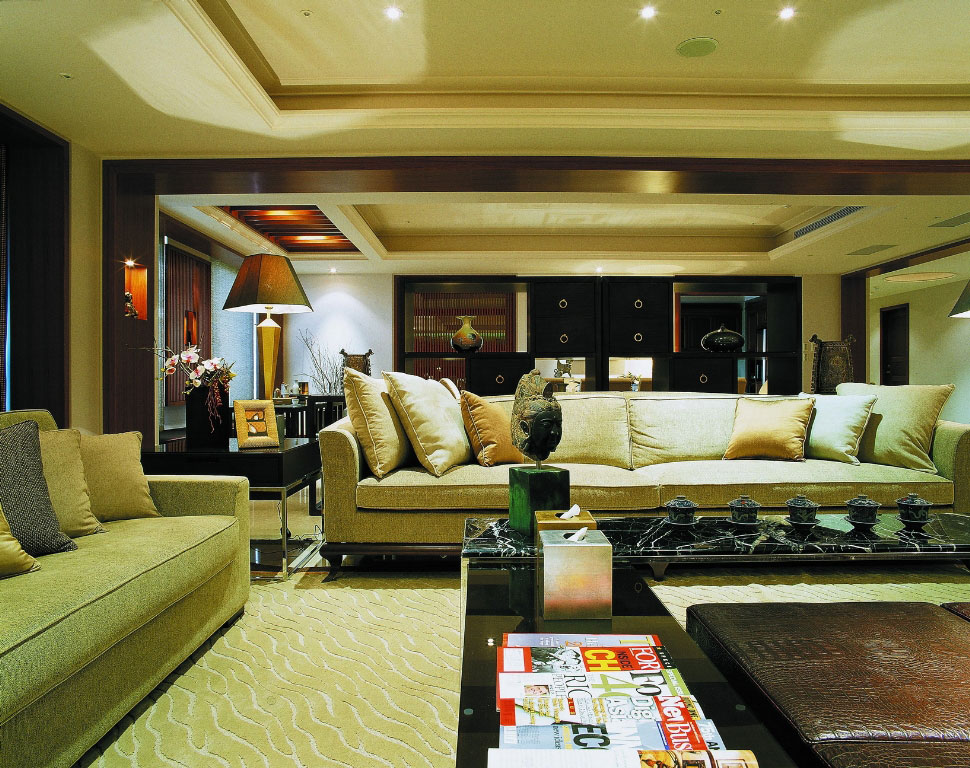 藉由沉稳色调的铺陈，沙发也选定较為内鍊的色彩，展现大器美学风范。
