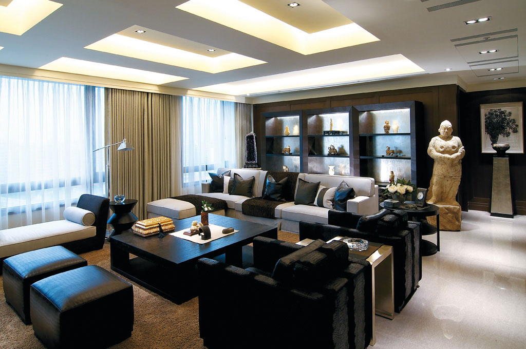 客厅家俱採用黑白经典色彩配置，久看不腻；而艺术的摆饰也可增加人文气息。 
