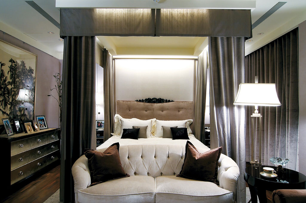 主卧室中特别设计的四柱床及布幔元素增加华丽与浪漫感。 
