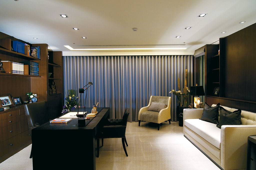 宽敞格局的书房以胡桃木色的静謐搭配白色沙发的休閒，营造舒放空间感。 

