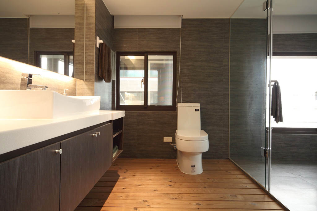 干湿分离的卫浴，让木地板与大面积的开窗，带出舒爽明亮的通透质感。