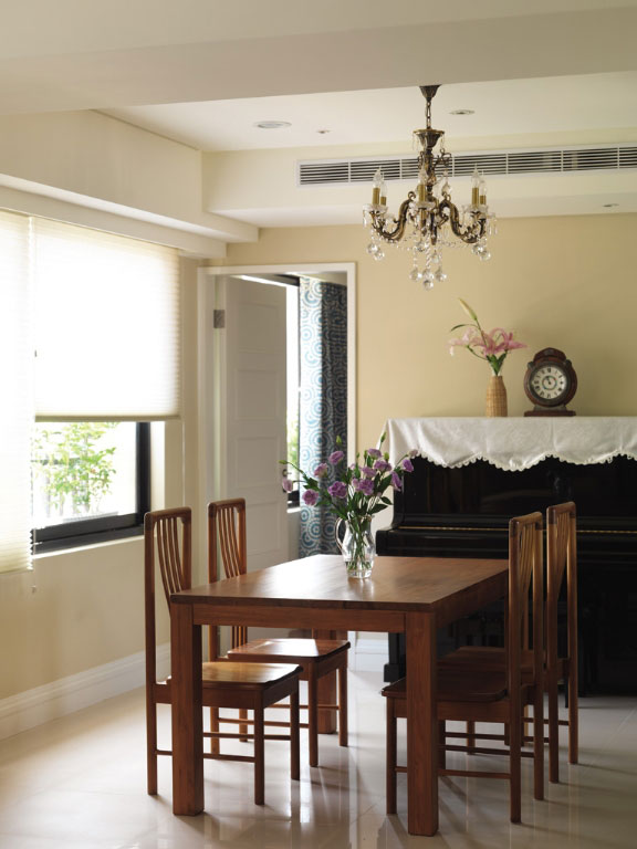 在风琴帘的柔和光线折射下，厨房与客、餐厅形成视觉裡净柔的美丽金三角。
