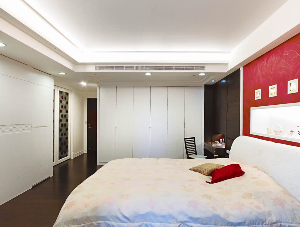 床头中央局部使用浪漫的珊瑚红色进口壁纸，鲜明的纹理刻画绝佳的背景效果，加框的描边手法同时也强化精致度。