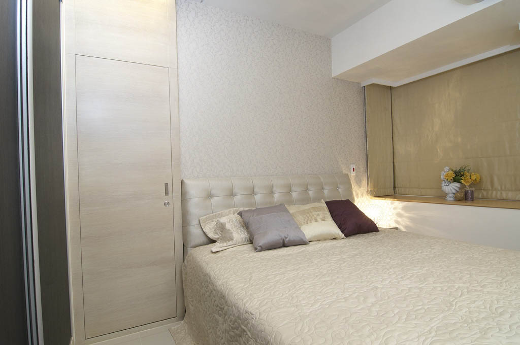床头经过安排巧妙的离开梁下空间，主墙以意喻柔美的壁纸作背景，相当的优雅质蕴。