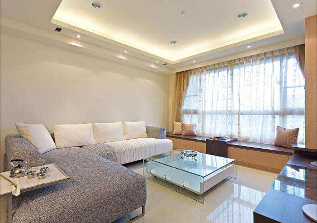 此L型沙发的独特性在于灰与白的色调，让极简的客厅增加层次感。