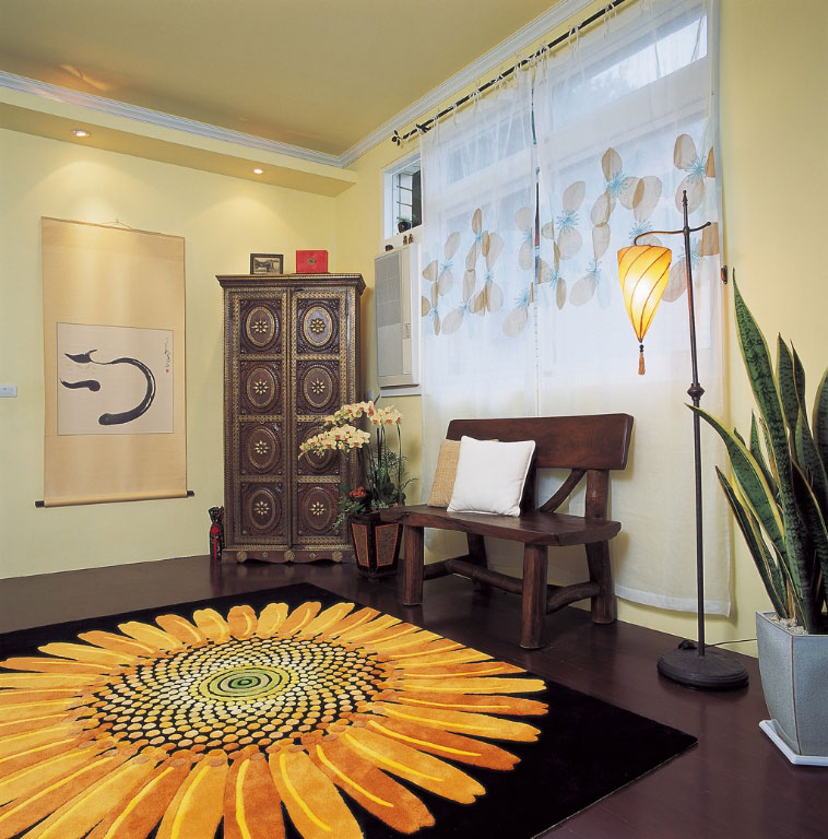 大型而色彩鲜艳的地毯做為视觉的焦点，而简单的家私陈设，让此一区域规置得轻鬆而具优雅氛围。
