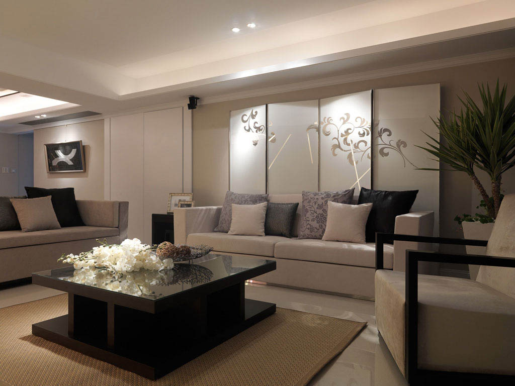 客厅沙发背墙的屏风以中国图腾重新呈现，一方面展现中国风并以现代简洁的元素加以融合，摆脱了传统的沉重感。