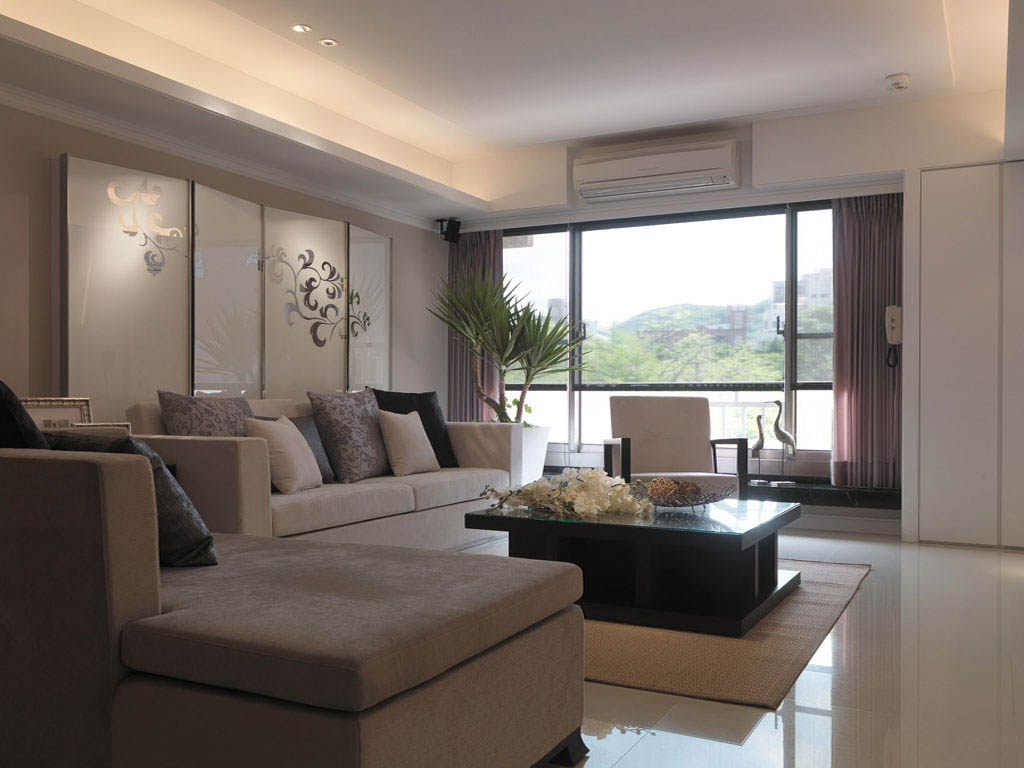 客厅沙发背墙的屏风以中国图腾重新呈现，一方面展现中国风并以现代简洁的元素加以融合，摆脱了传统的沉重感。