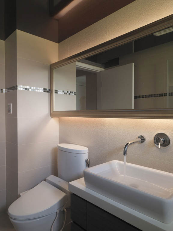 卫浴空间以简洁的造型及色彩设计规划，充满舒适质感。