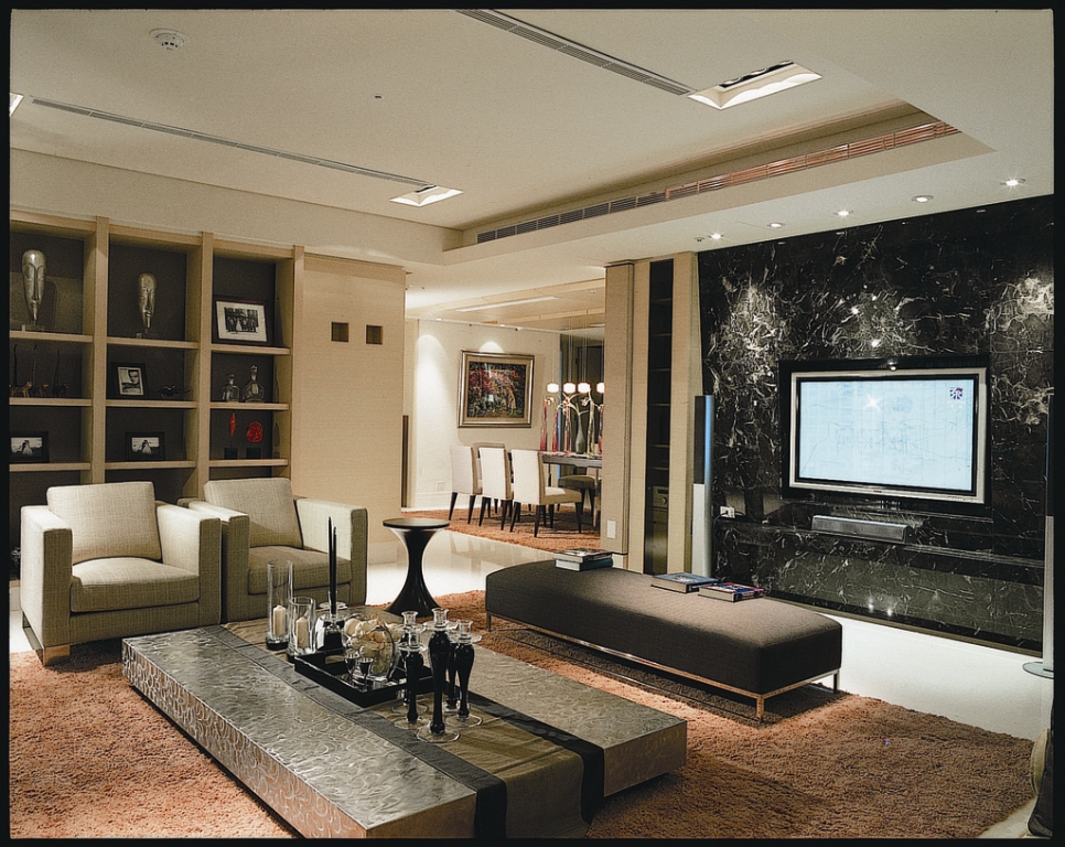 设计师在客厅充分利用空间，打造出业主夫妻所热爱的艺术收藏空间，带出主人性格。
