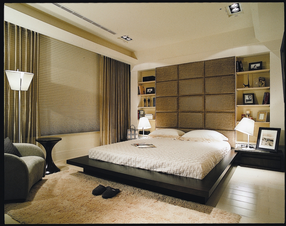 卧房的床架本身已极為独特，床组被板更有绷布装饰并充分运用收纳柜让主人展示收藏。
