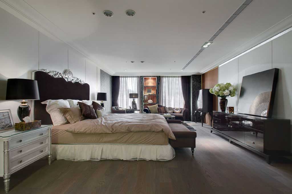 主卧室采全套房式的尊荣配置，展现沉稳的名家气质。