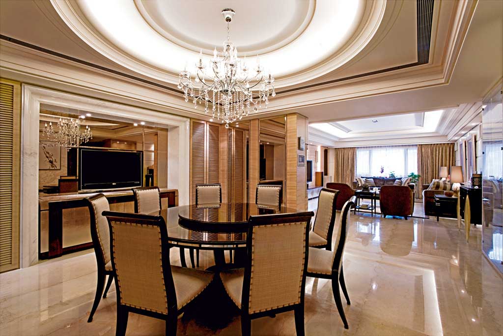 开放式规划的餐厨区与客厅相邻，用来界定玄关与餐厅的精致高柜拥有双面功能，也是角落优雅的端景设计。