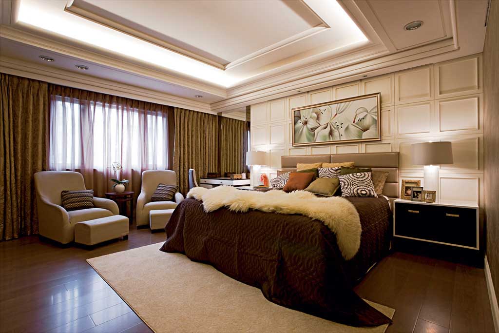 沉稳而优雅的主卧空间，床头比例精准的立体方格堆叠，利落的层次线条与天花造型相互辉映，室内并附设精美的更衣间与专属卫浴，提供舒适且完备的生活功能。