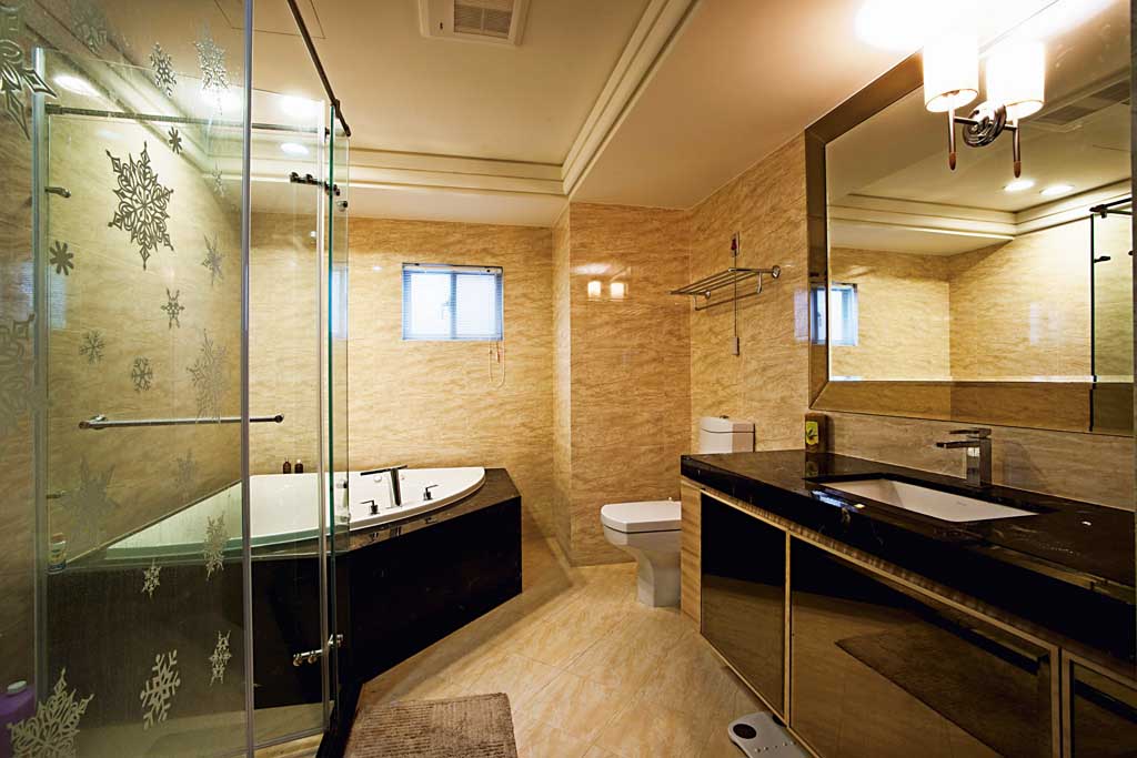专属的奢华浴室内，尊荣的加长台面呼应时尚大面镜，一次涵括功能与视觉、情境的交流互动、光影的处理及材质颜色的运用，架构出所谓的高规格生活态度。