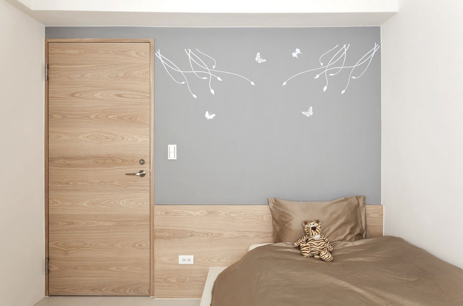 用彩绘壁纸妆点女孩房增加了浪漫的想象空间。
