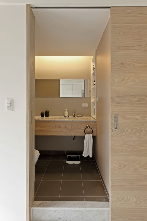 卫浴同样延续使用原木材质与大理石材的运用呈现一致调性。
