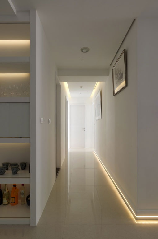 廊道下缘的LED灯光设计，產生轻盈视觉并引领前进动线。
