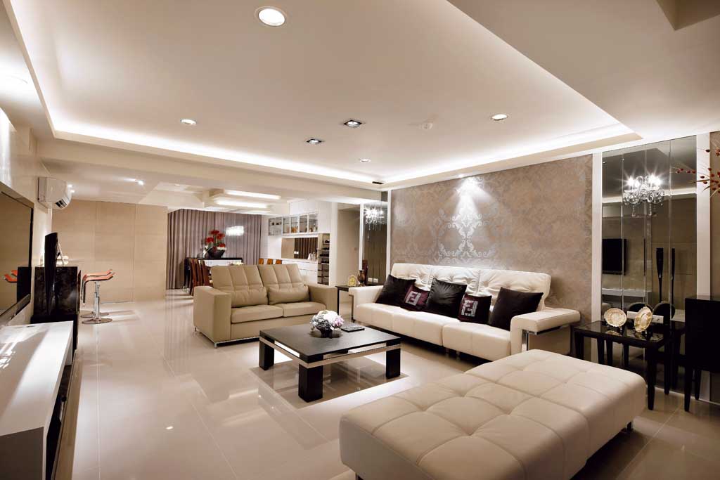 客厅空间的沙发背墙，利用进口3D立体壁布与茶镜的搭配，呈现更为华丽的氛围。