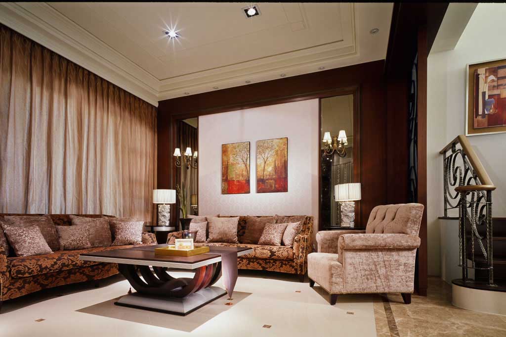 沙发主墙做对称设计，两侧茶色镜延伸视觉，再摆画做装饰，外围衬着木纹框，色泽质感一致。