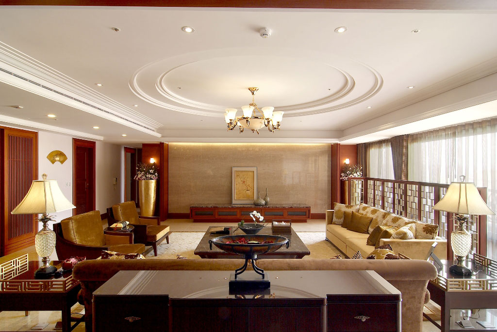 客厅藉由咖啡色调的层次转移，展现优雅的几何古典美学。
