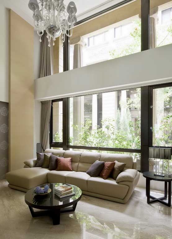 客厅透过大面积的开窗设计，汲取户外的庭园绿景入内，丰富室内空间表情。