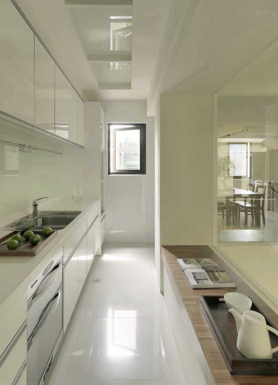 一字型的厨房规划以白色为基调，放大空间感受。