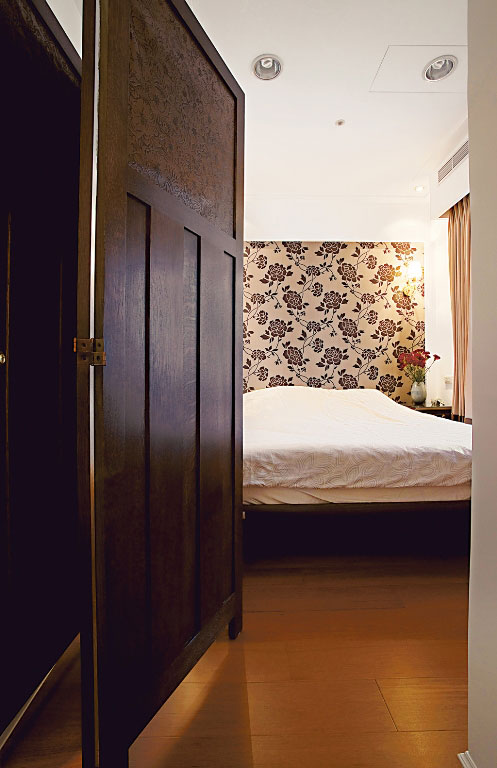 长辈房因空间不大，规划时特别借畸零走道区作為更衣室，保留了卧室的清幽与舒适。

