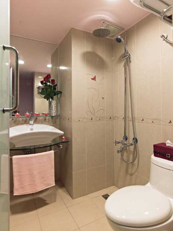 浴室门利用玻璃材质的通透性，让隔间的门扇保有视觉上的贯穿功用，使得原本狭小的空间有扩增的效果。