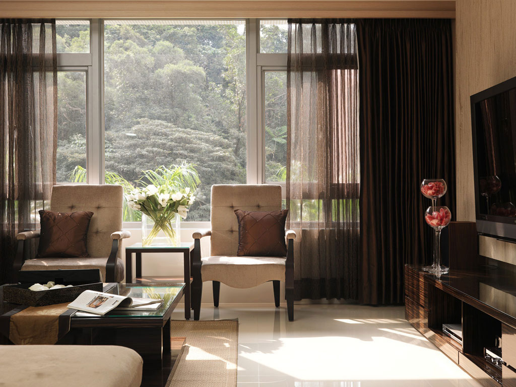 客厅大片的景观採光窗，不仅提供了一片绿意也让整个空间明亮自然。
