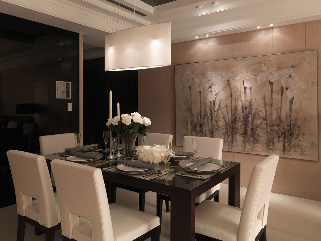 餐厅的墨镜以及画作让用餐空间更為低调优雅。
