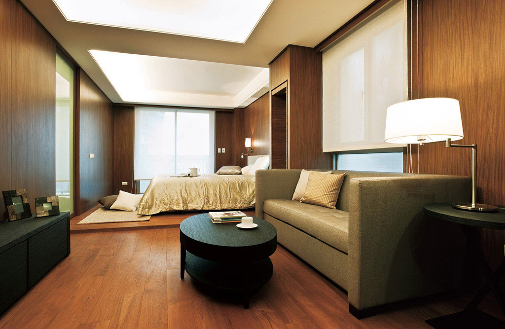 特地加大的主卧室格外宽敞，同样木色铺陈的空间内，洋溢着自然、放松的休息氛围。 