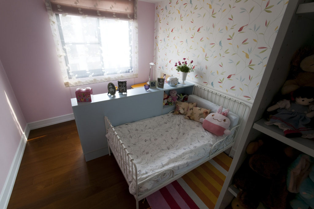 从用色、壁纸、窗帘、寝具的搭配，塑造出色的孩房空间。 