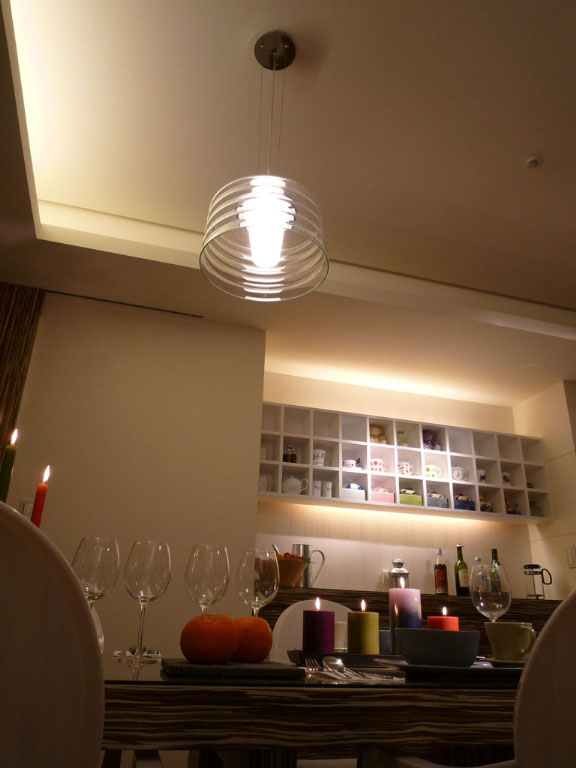 餐桌照明影响用餐气氛，选用透明灯罩的澄净感為北欧气氛加分。