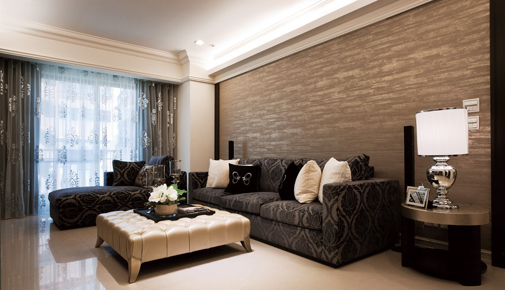 沙发后方也以壁纸为主，与主墙面相互辉映，呈现纯粹高雅的大宅风范。