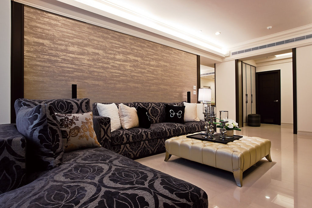 沙发后方也以壁纸为主，与主墙面相互辉映，呈现纯粹高雅的大宅风范。