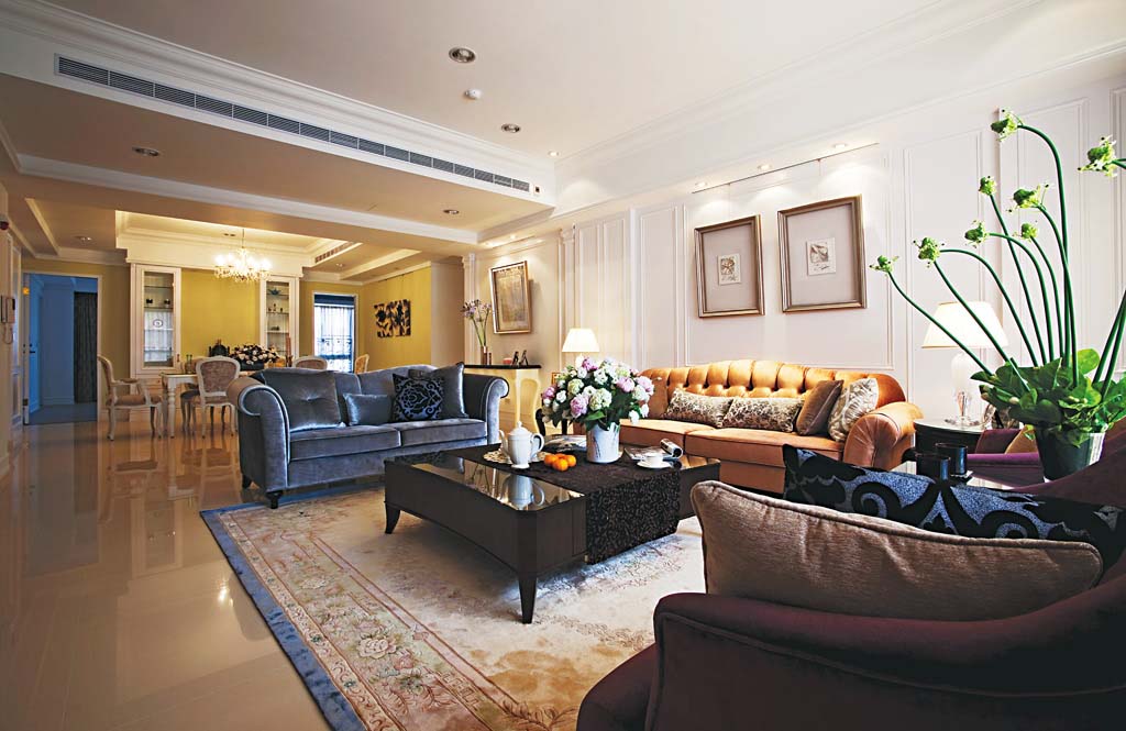 在设计师建议下搭配紫、棕、蓝三色沙发，展现出成熟稳重却不呆板的美式韵味。